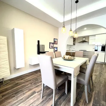 Luxury 3 Bedroom Apartment *